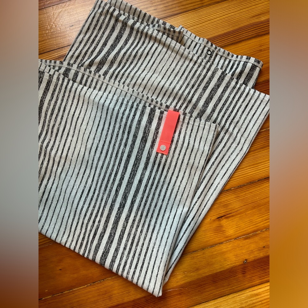Lululemon Vinyasa Wrap Scarf Grey White Stripe